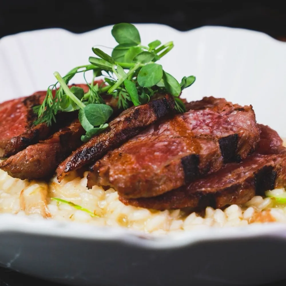 Corte de carne importada con sal de grano.
