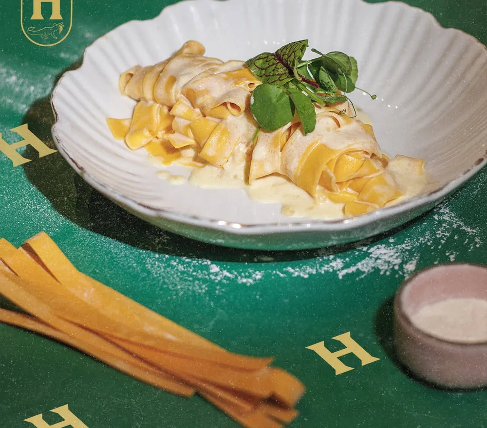Pappardelle en salsa cremosa con listones de pasta fresca.