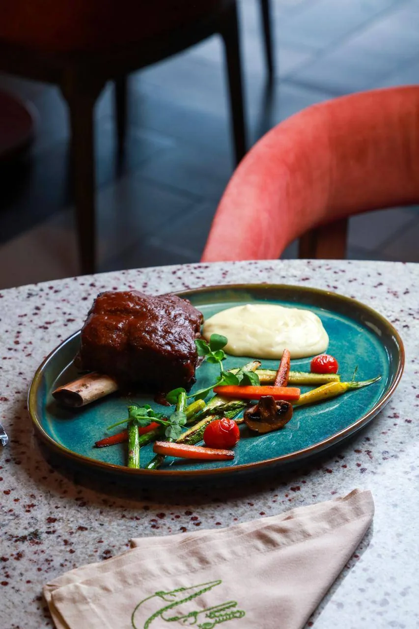 Short rib braseado al vino tinto sobre puré de papa.