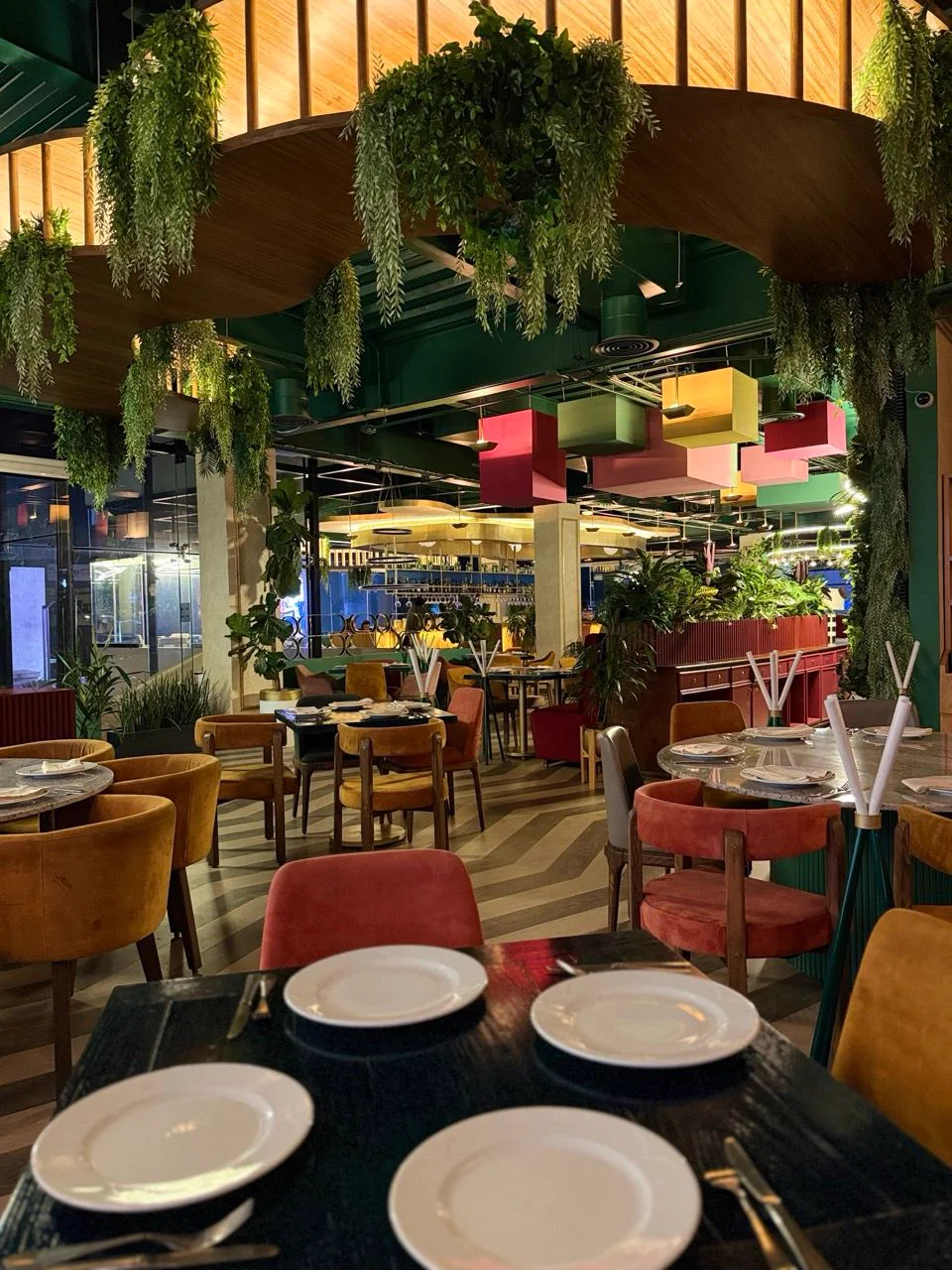El comedor de Hungers, con el muro vegetal y los cubos de color.