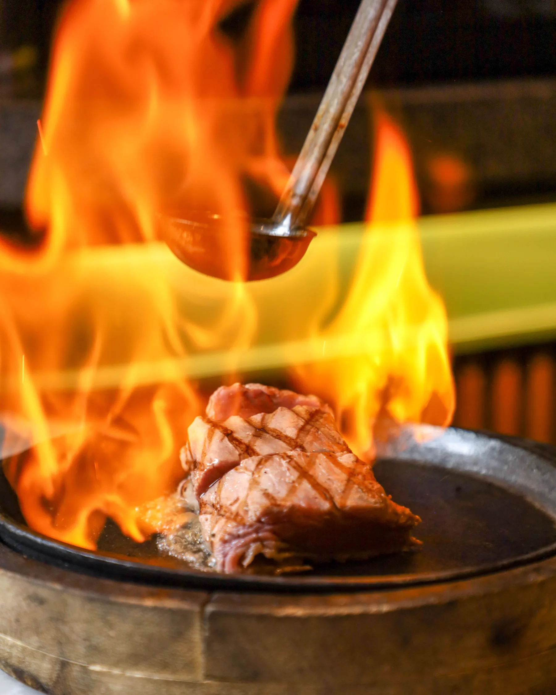 Un corte marcándose sobre la lumbre viva de la parrilla Josper.