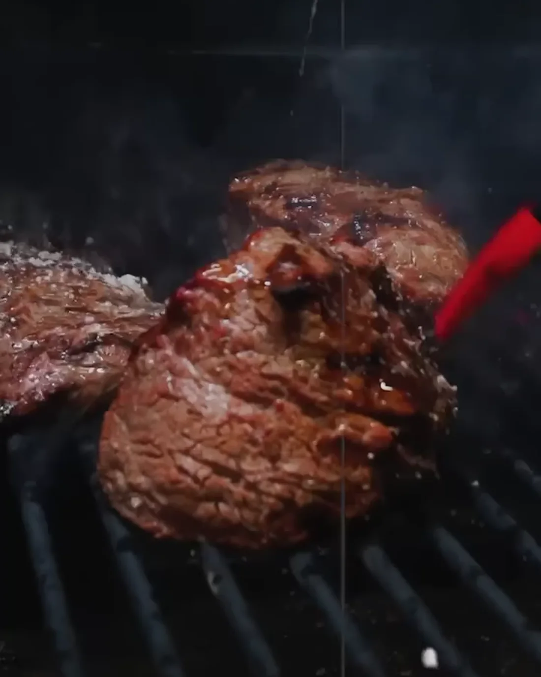 Un corte marcándose sobre las brasas de la parrilla Josper.